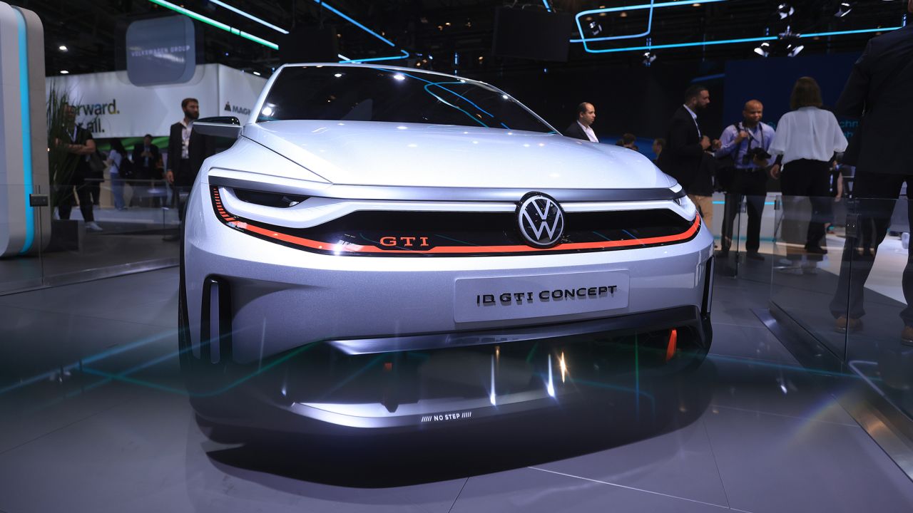 Una identificación VW.  Coche eléctrico GTI Concept en exhibición en el Salón del Automóvil de Munich en Alemania, el 4 de septiembre