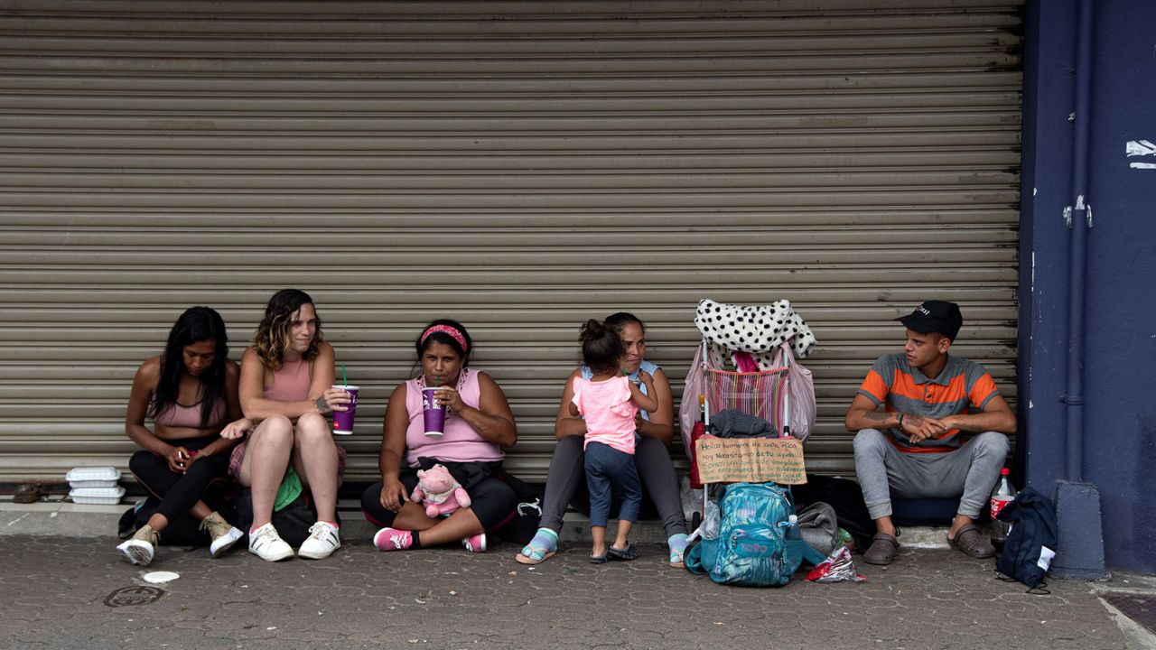 Група венесуельських мігрантів просить гроші, щоб продовжити подорож до Сполучених Штатів у Сан-Хосе, Коста-Ріка, 13 жовтня 2022 року.