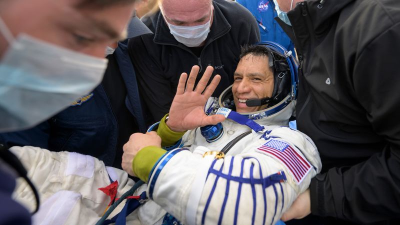 美国国家航空航天局 (NASA) 的弗兰克·卢比奥 (Frank Rubio) 从空间站返回家园