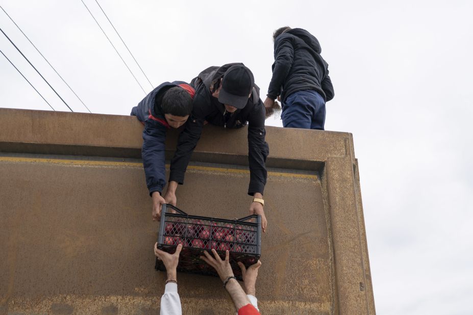 Volunteers in Kornidzor give apples to people from Nagorno-Karabakh on September 26.