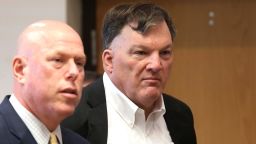 Рекс Хойерман се появява с адвоката си Майкъл Дж. Браун, вляво, в окръжния съд на Съфолк в Ривърхед, Ню Йорк, в сряда, 27 септември 2023 г. Хойерман беше обвинен миналия месец в смъртта на три жени и е главният заподозрян в четвърти.