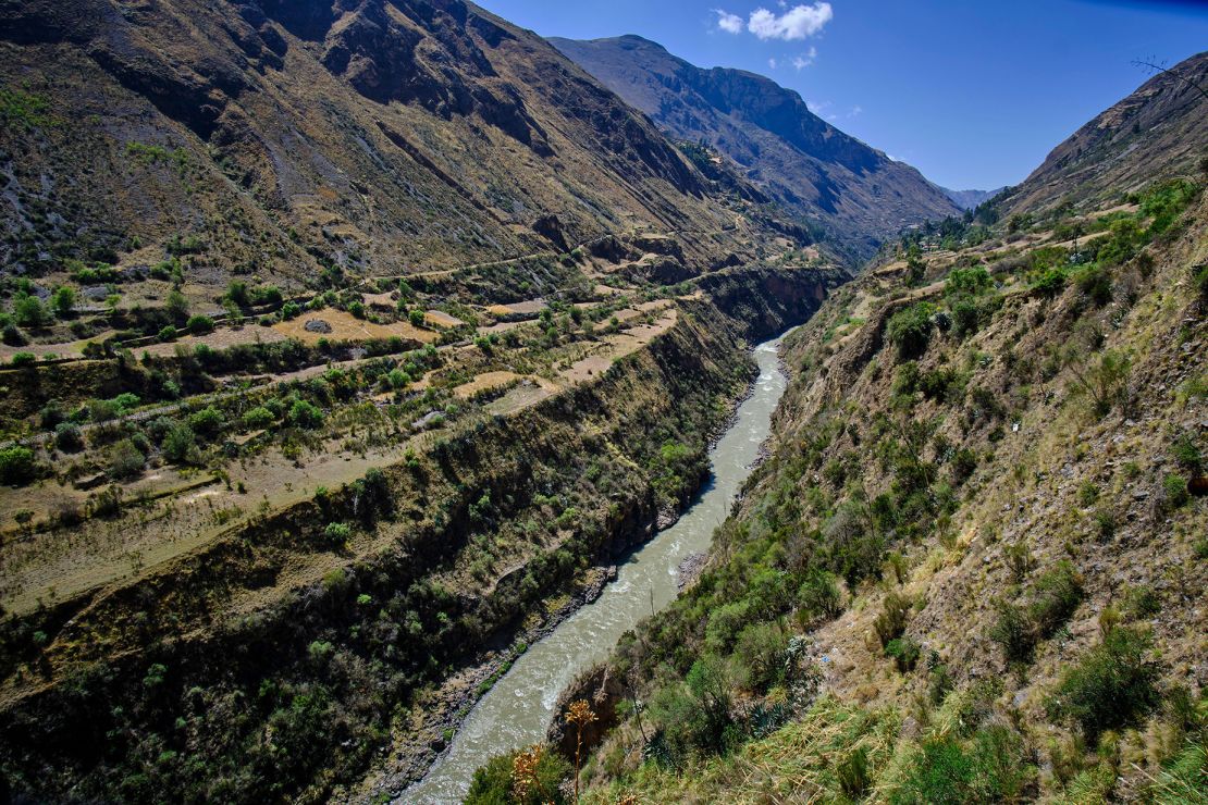 2MY242F Arid landscape of mountains, mountains, grasslands, and sparse or shrubby vegetation. Scenario that can be observed to the south of the Mantaro river