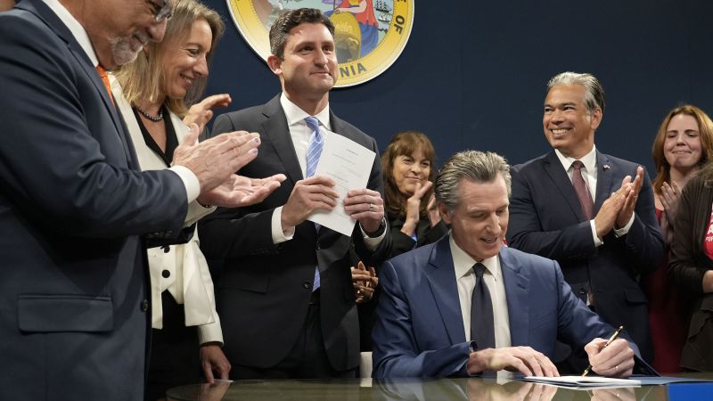 Губернаторът на Калифорния подписва мерките за контрол на оръжията в закон, включително първия в страната държавен данък върху огнестрелни оръжия и боеприпаси