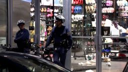  Полицаи са видени пред повреден магазин за обувки във Филаделфия във вторник. class=