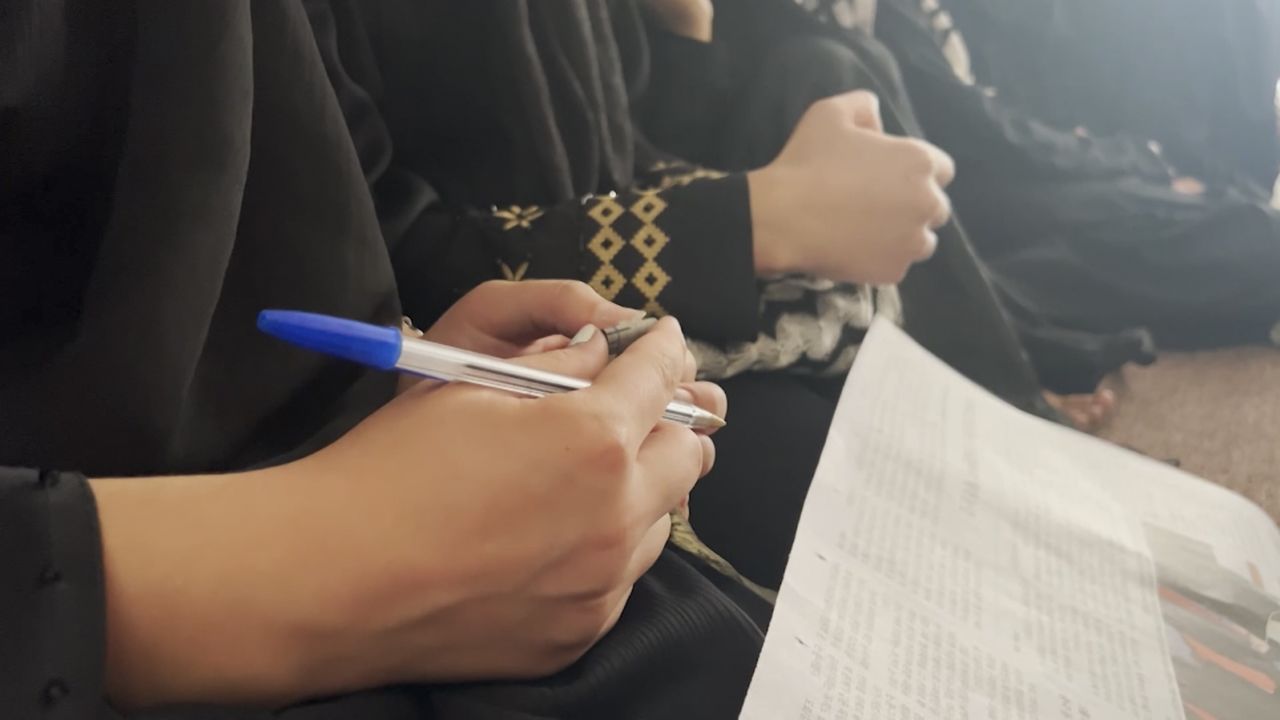 Des filles suivent des cours dans une école cachée en Afghanistan.  Les matières couvertes comprennent les mathématiques, les sciences, l'anglais et la couture.