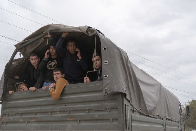 Ethnic Armenians from Nagorno-Karabakh arrive in Kornidzor on September 26.