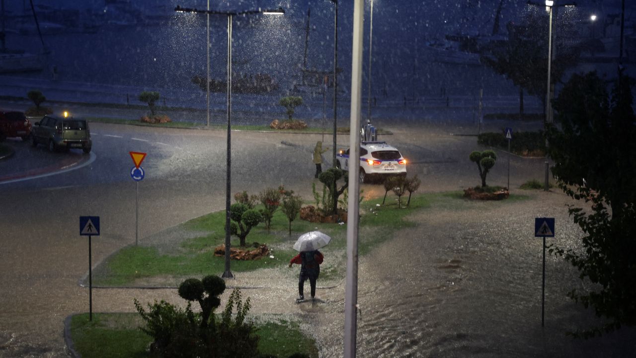  Наводненият град Волос след бурята Елиас удари на 27 септември.“ class=