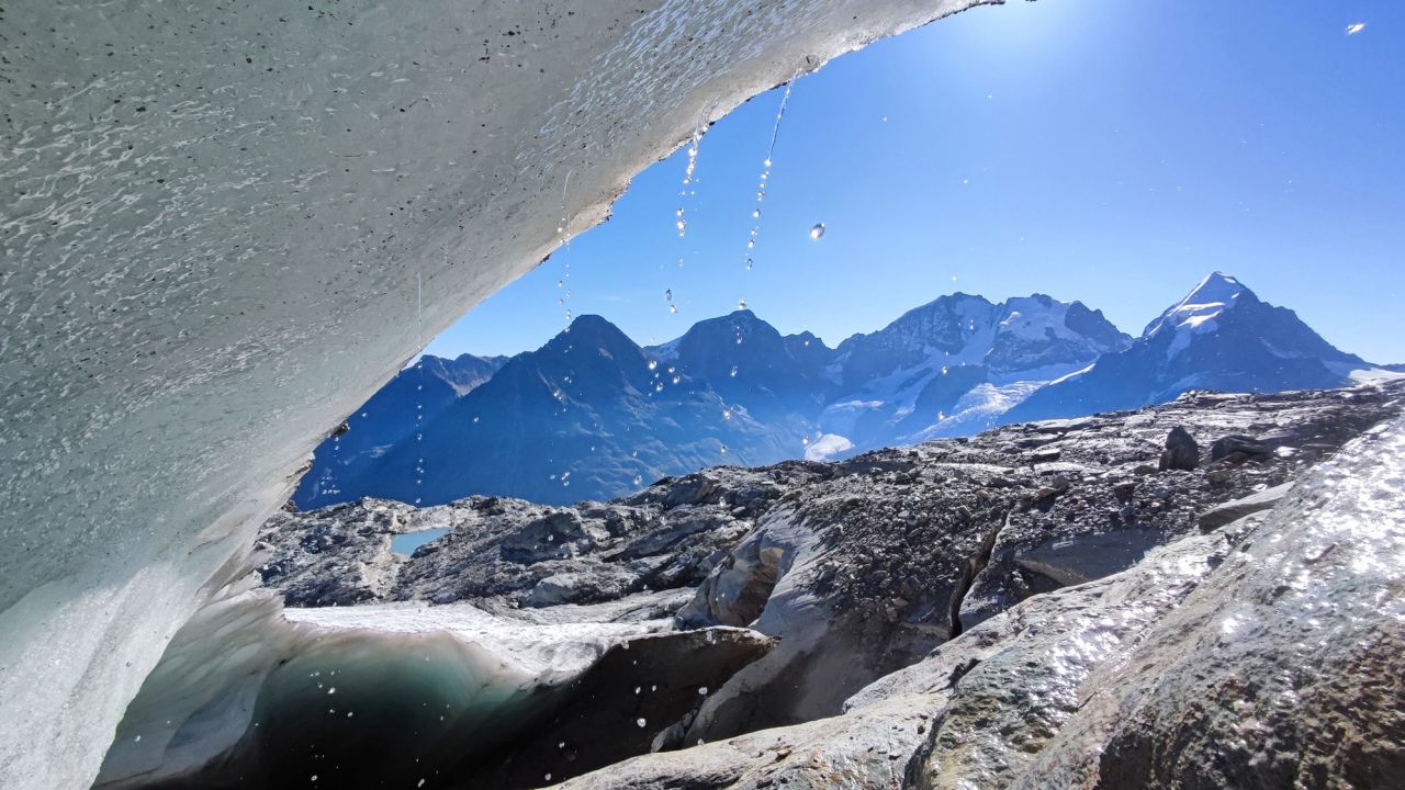  Ледът на ледника Vadret dal Murtèl се стопи бързо дори в средата на септември на надморска височина от 3100 метра (10 170 фута).“ class=