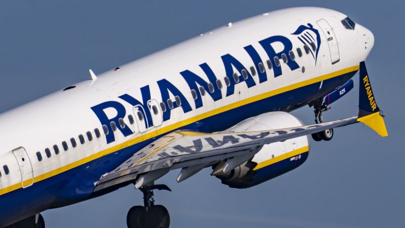 Ryanair обяви съкращения на зимния си график поради закъснения в