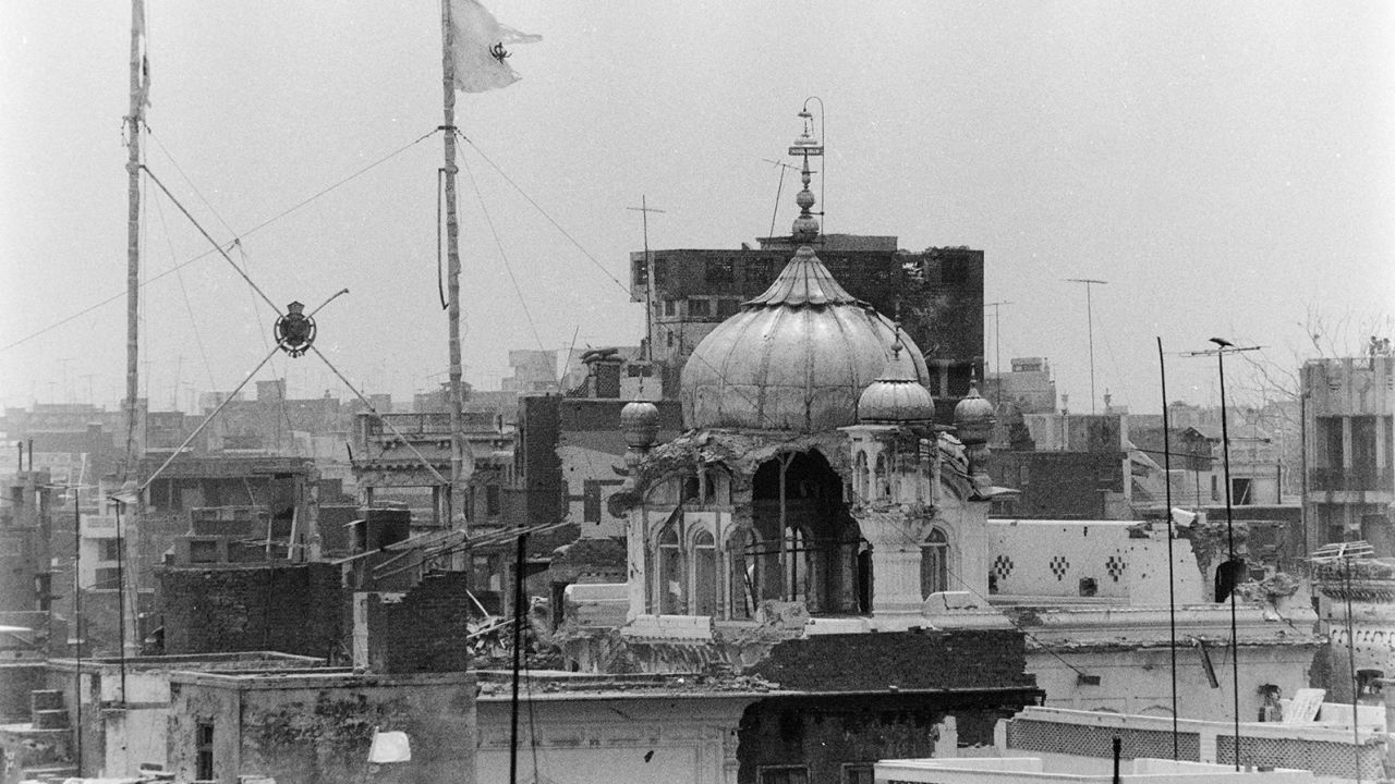 Las primeras fotos del Akal Takhat dañado después de que el ejército irrumpiera en el complejo del Templo Dorado sij en Amritsar el 9 de junio de 1984. 