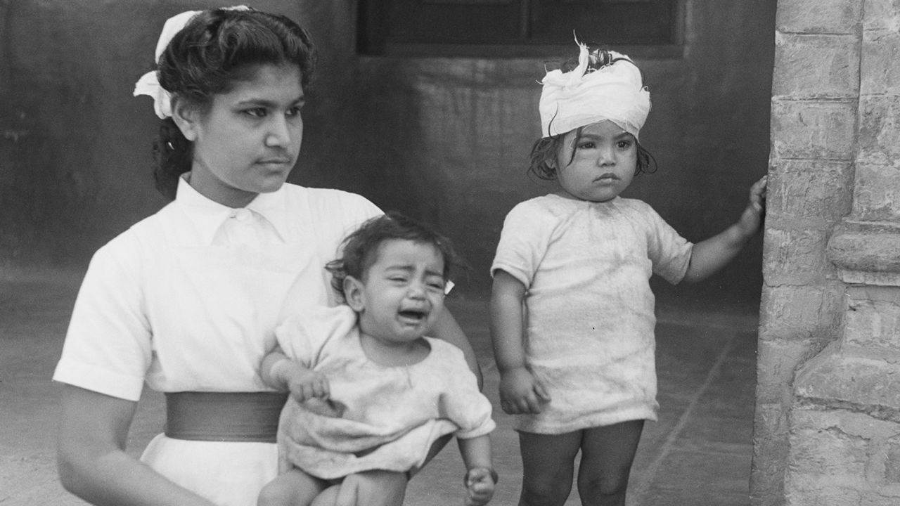 Una enfermera con dos niños víctimas de la violencia comunitaria en Amritsar, Punjab, durante la partición de la India británica en 1947. 