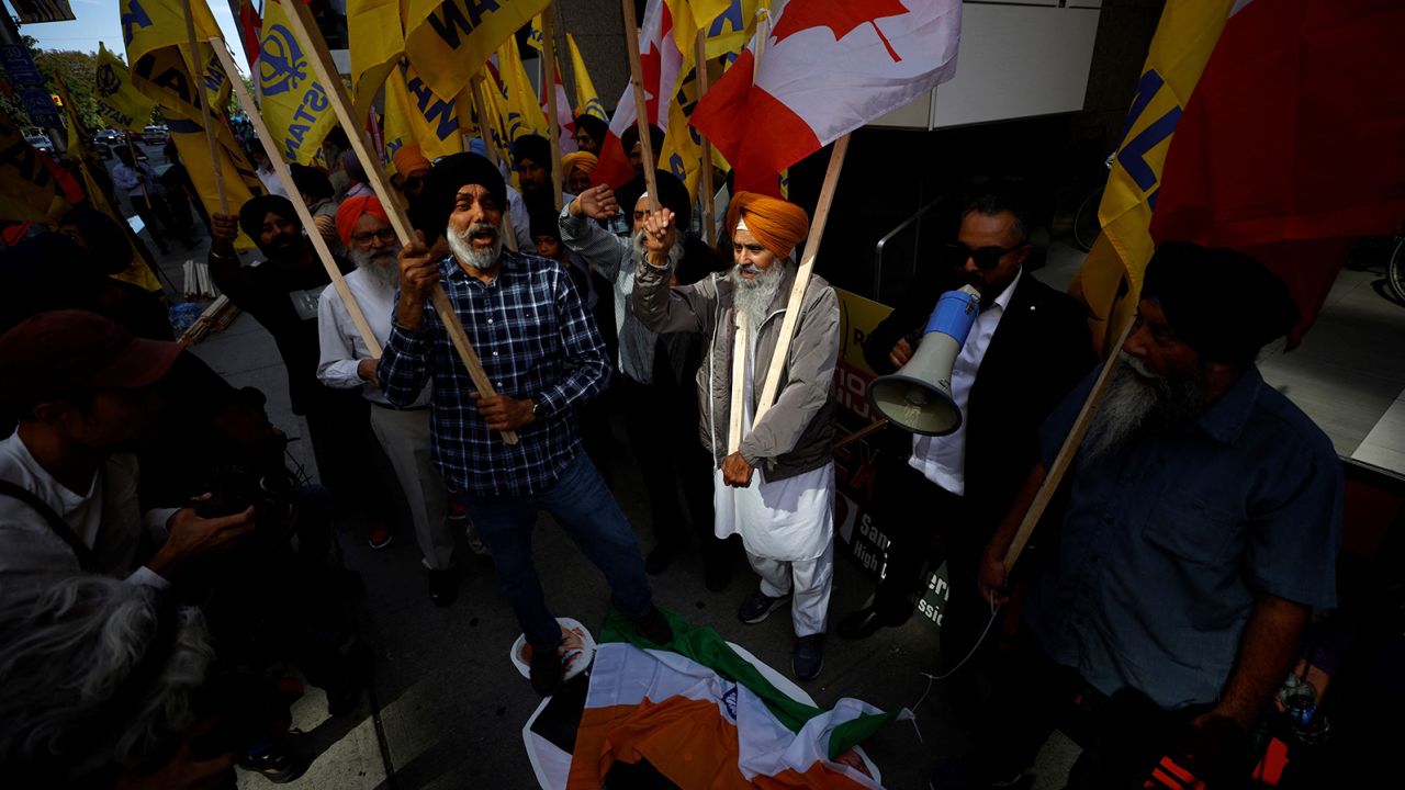 Manifestantes se manifiestan frente al consulado indio en Toronto contra la presunta participación del gobierno indio en el asesinato del separatista sij Hardeep Singh Nijjar el 25 de septiembre de 2023. 