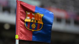 Một lá cờ góc có huy hiệu của FC Barcelona tung bay trong trận đấu bóng đá Joan Gamper Trophy lần thứ 58 giữa FC Barcelona và Tottenham Hotspur FC tại Estadi Olimpic Lluis Companys ở Barcelona vào ngày 8 tháng 8 năm 2023. (Ảnh của Pau BARRENA / AFP) (Ảnh của PAU BARRENA/AFP qua Getty Images)