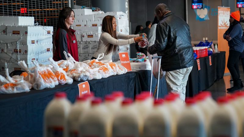 NextImg:Going to food banks. Canceling after-school activities. How federal workers will manage a government shutdown | CNN Politics