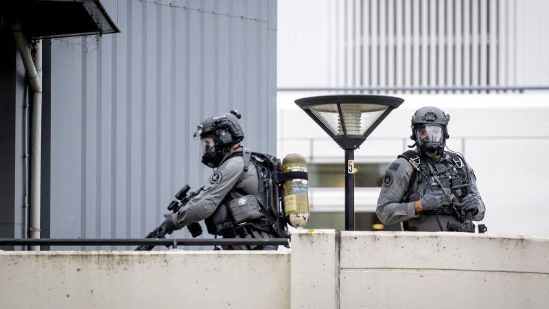 Множество смъртни случаи след избухване на стрелба в холандски град, казва полицията