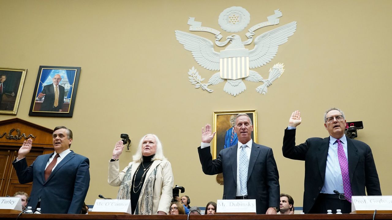 Los testigos prestan juramento ante el Comité de Supervisión de la Cámara de Representantes el 28 de septiembre de 2023, en el Capitolio de Washington, DC.