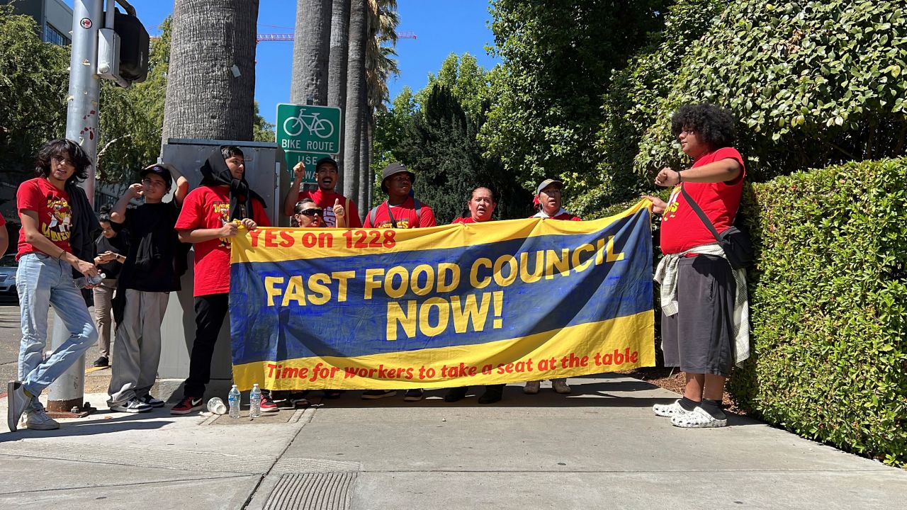  Работници за бързо хранене и профсъюзни активисти демонстрират пред Калифорнийския щат Капитолий в подкрепа на законодателството за увеличаване на заплатите на работниците за бързо хранене до $20 на час в петък, 15 септември 2023 г., в Сакраменто, Калифорния. 