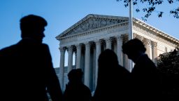 Хора чакат на опашка пред Върховния съд на Съединени американски щати във Вашингтон, окръг Колумбия, на 11 октомври 2022 г.