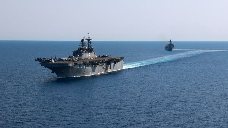 Ирански плавателни съдове са осветили лазерно ударния хеликоптер на САЩ над Персийския залив по небезопасен начин, казва американският флот