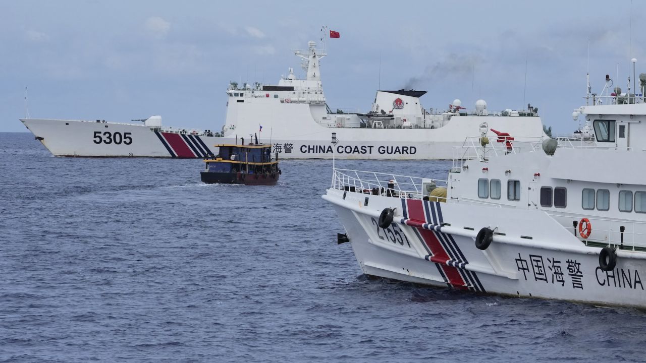 Un bateau de ravitaillement philippin, au centre, manœuvre autour des navires des garde-côtes chinois alors qu'ils tentaient de lui barrer la route près de Second Thomas Shoal, connu localement sous le nom d'Ayungin Shoal, dans la mer de Chine méridionale contestée, le 22 août.