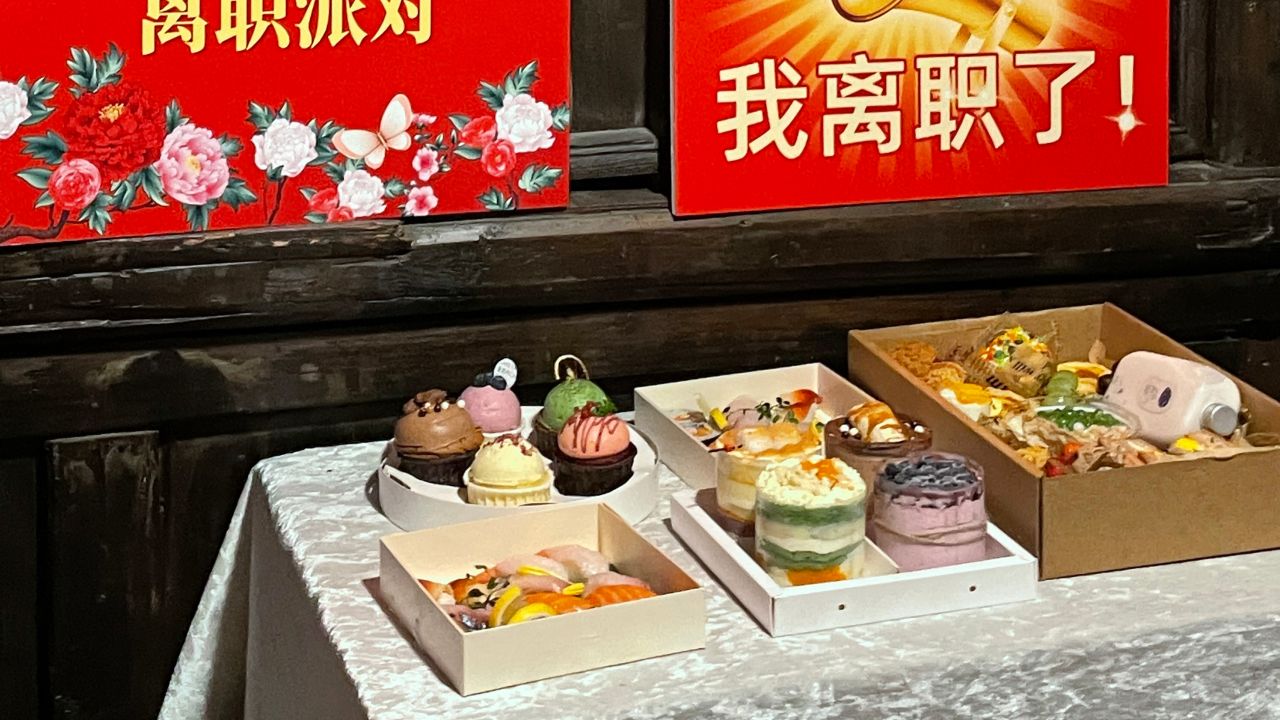 Gâteaux et pâtisseries à la fête de démission de Liang.  Le panneau indique : « J'arrête ! »