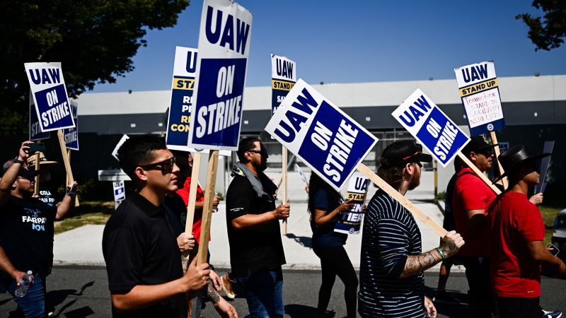 Синдикатът на обединените автомобилни работници разширява стачката си към допълнителни