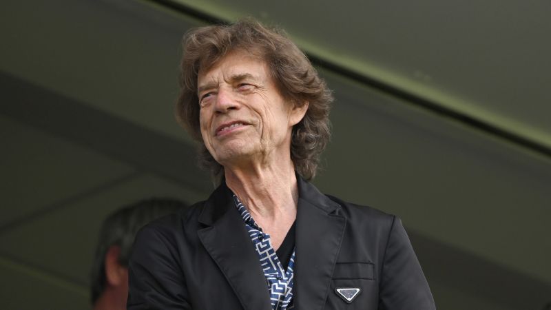 Mick Jagger hace una aparición sorpresa en una comedia de payasadas en SNL junto al presentador Bad Bunny