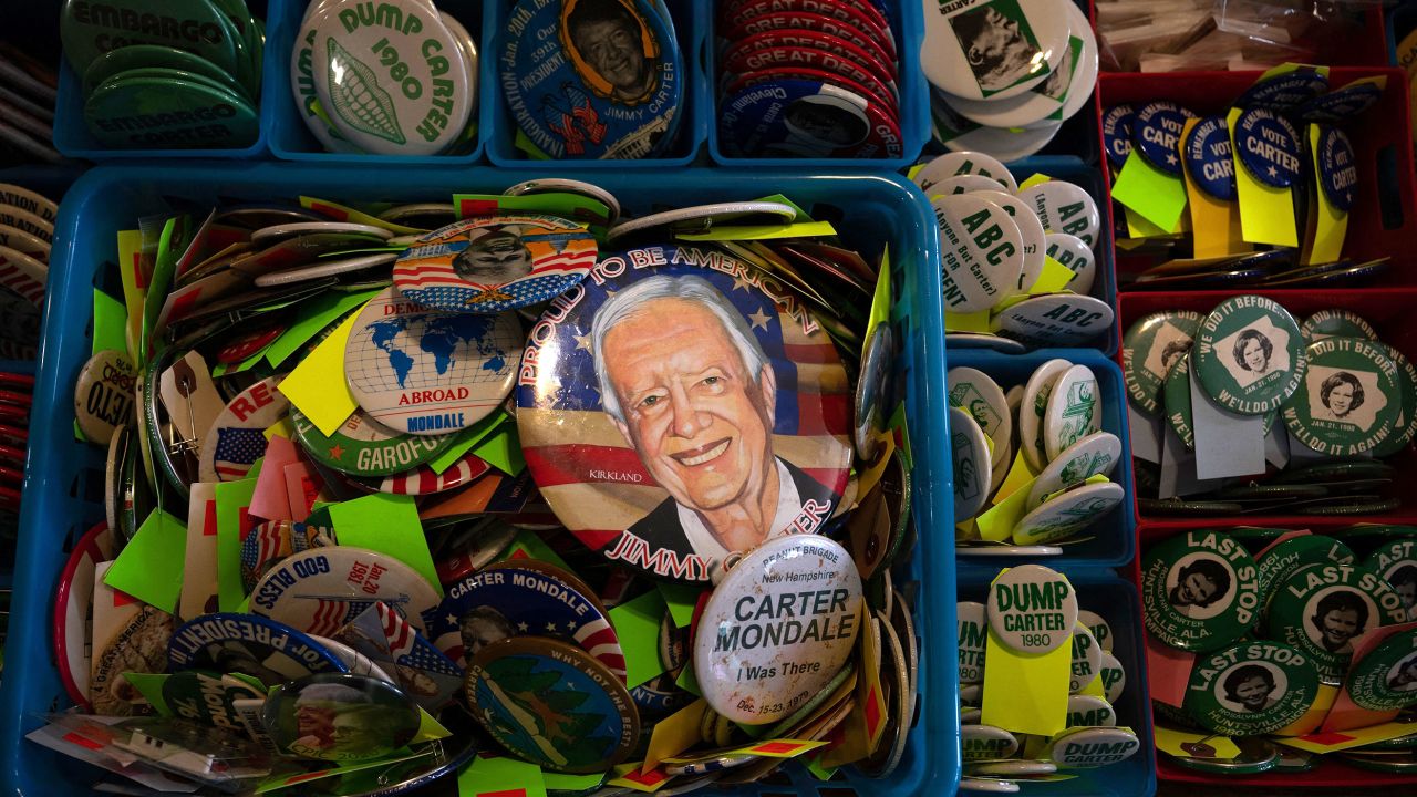 Botones de campaña del ex presidente Jimmy Carter y otros se ven en febrero en Plains.