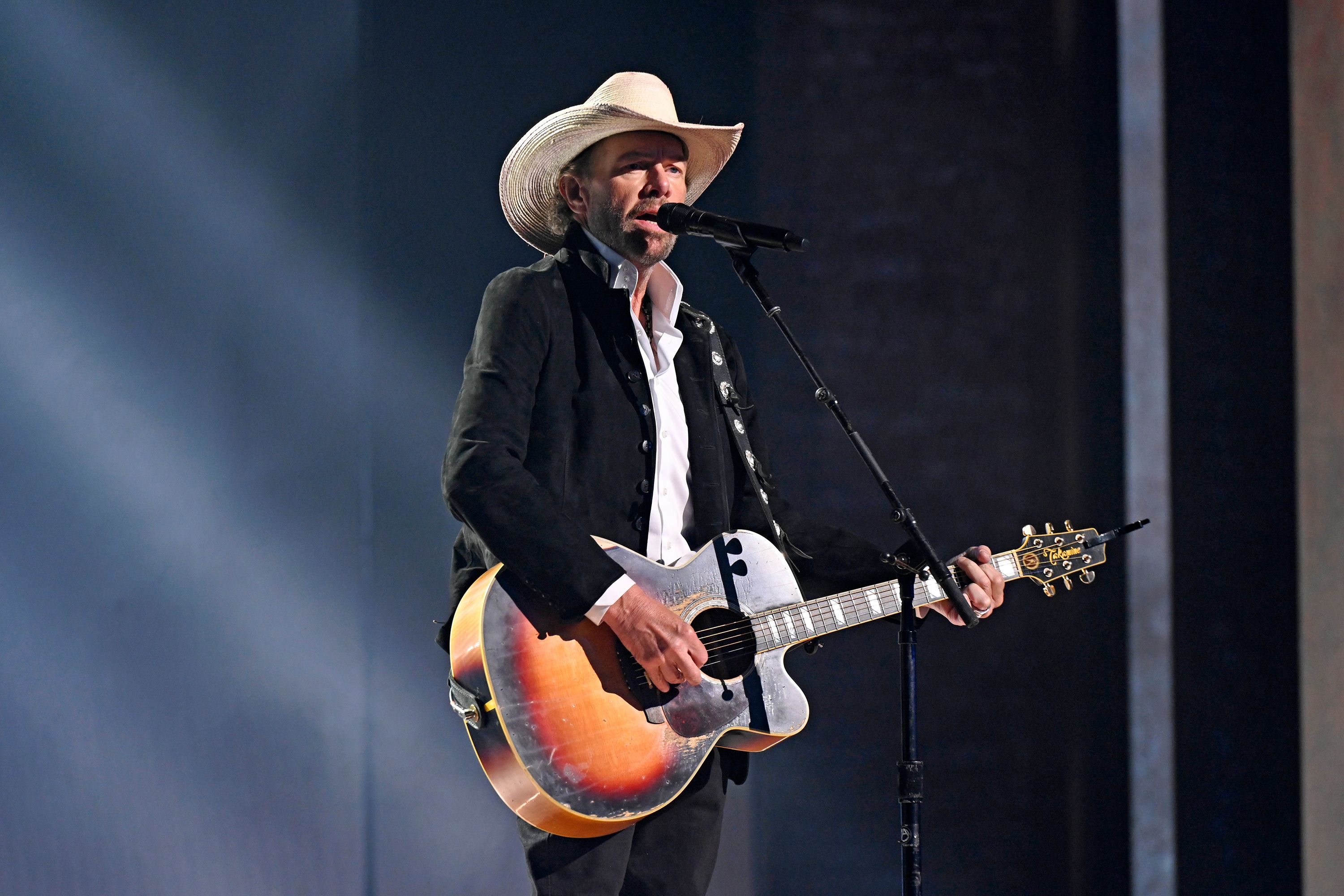 Toby Keith pushes through stomach cancer battle to perform again