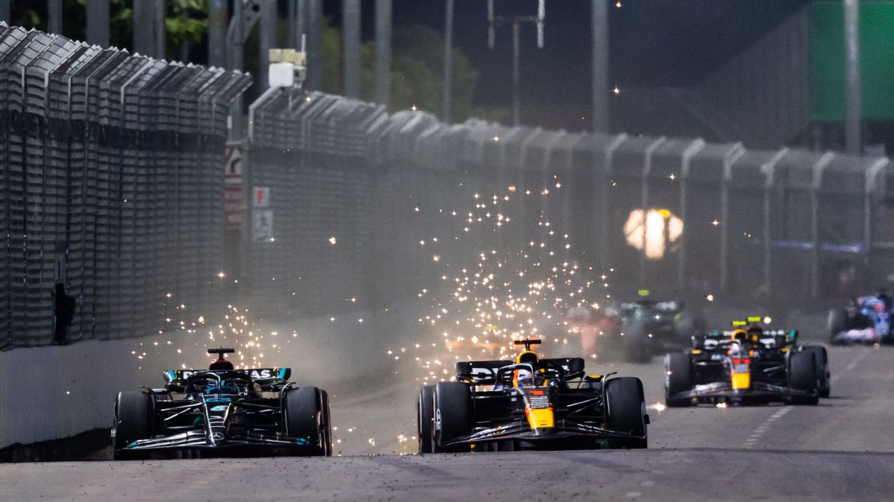 SINGAPORE, SINGAPORE - SEPTEMBER 17: George Russell of Great Britain driving the (63) Mercedes AMG Petronas F1 Team W14 and Max Verstappen of the Netherlands driving the (1) Oracle Red Bull Racing RB19 compete for position on track during the F1 Grand Prix of Singapore at Marina Bay Street Circuit on September 17, 2023 in Singapore, Singapore. (Photo by Clive Rose/Getty Images)
