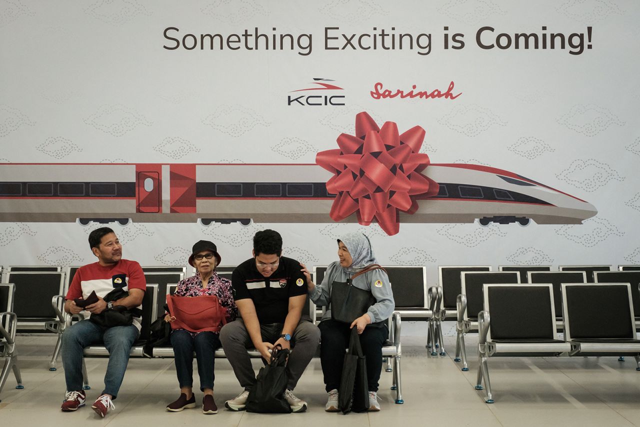 Пътниците седят на гара Халим в Джакарта.