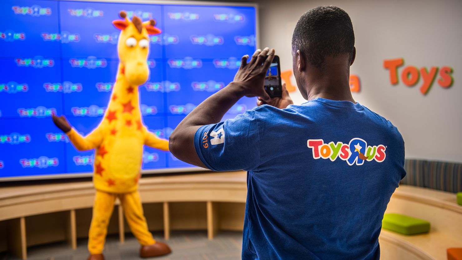 Toys 'R' US to open stores across US, including at airports and