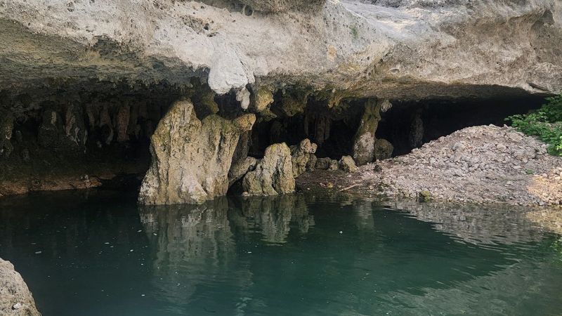 В Тексас нивата на водата са толкова ниски, че се появяват рядко срещани подводни пещери и вековни руини