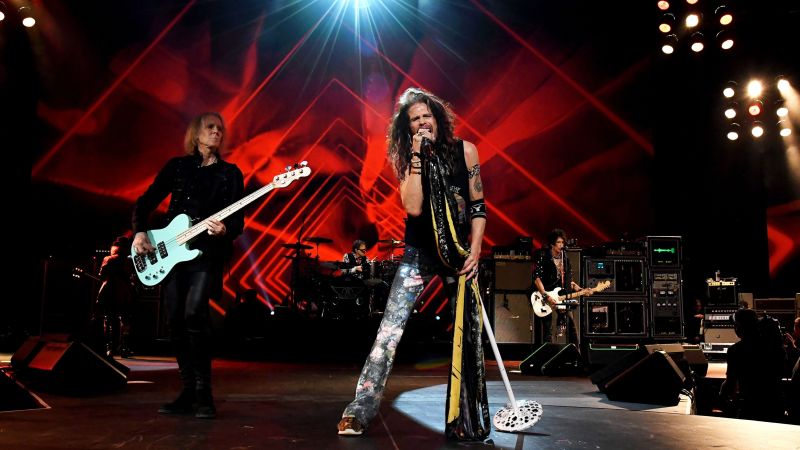 Steven Tyler se fractura la laringe y el resto de fechas de la gira de despedida de Aerosmith en 2023 se han pospuesto hasta el próximo año.