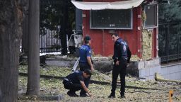  АНКАРА, ТУРЦИЯ - 01 ОКТОМВРИ: Полицейски служители инспектират района след експлозия близо до турския парламент и вътрешното министерство в Анкара, Турция на 01 октомври 2023 г. 2 терористи извършват нападение в турската столица Анкара, като 1 от тях се взривява, казва вътрешният министър (Снимка от Osmancan Gurdogan/Anadolu Agency чрез Getty Images)