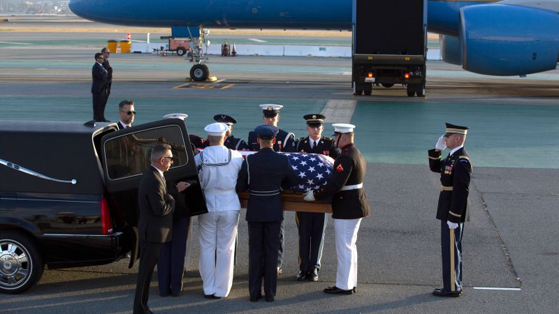 Feinsteins Leiche wurde zusammen mit der von Pelosi von der Militärflotte des Präsidenten nach Kalifornien geflogen