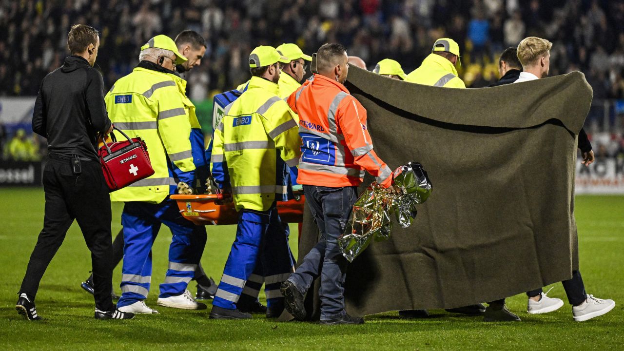 TOPSHOT - Waalwijk's Dutch goalkeeper Etienne Vaessen is carried on a stretcher after he collapsed during the Dutch Eredivisie match between RKC Waalwijk and Ajax Amsterdam at the Mandemakers Stadium in Waalwijk on September 30, 2023. The Dutch league match between RKC Waalwijk and Ajax Amsterdam has been called off for good after the home team's goalkeeper Etienne Vaessen collapsed and had to be resuscitated on the pitch, ANP reported on September 30, 2023. (Photo by Olaf Kraak / ANP / AFP) / Netherlands OUT (Photo by OLAF KRAAK/ANP/AFP via Getty Images)