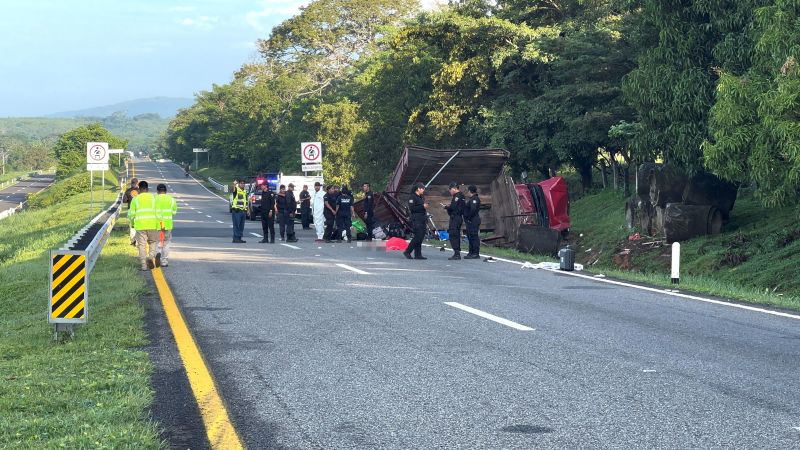 Al menos 10 migrantes cubanos mueren tras volcar un camión en México, dicen funcionarios