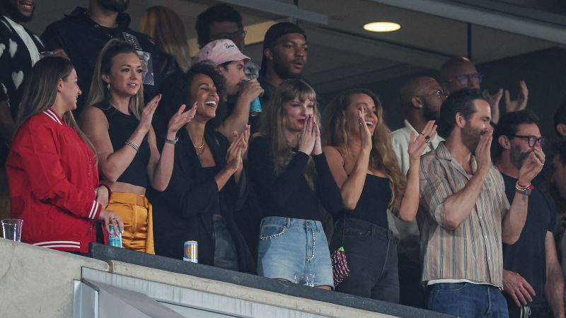 Taylor Swift cheers for Travis Kelce at Chiefs game (again)