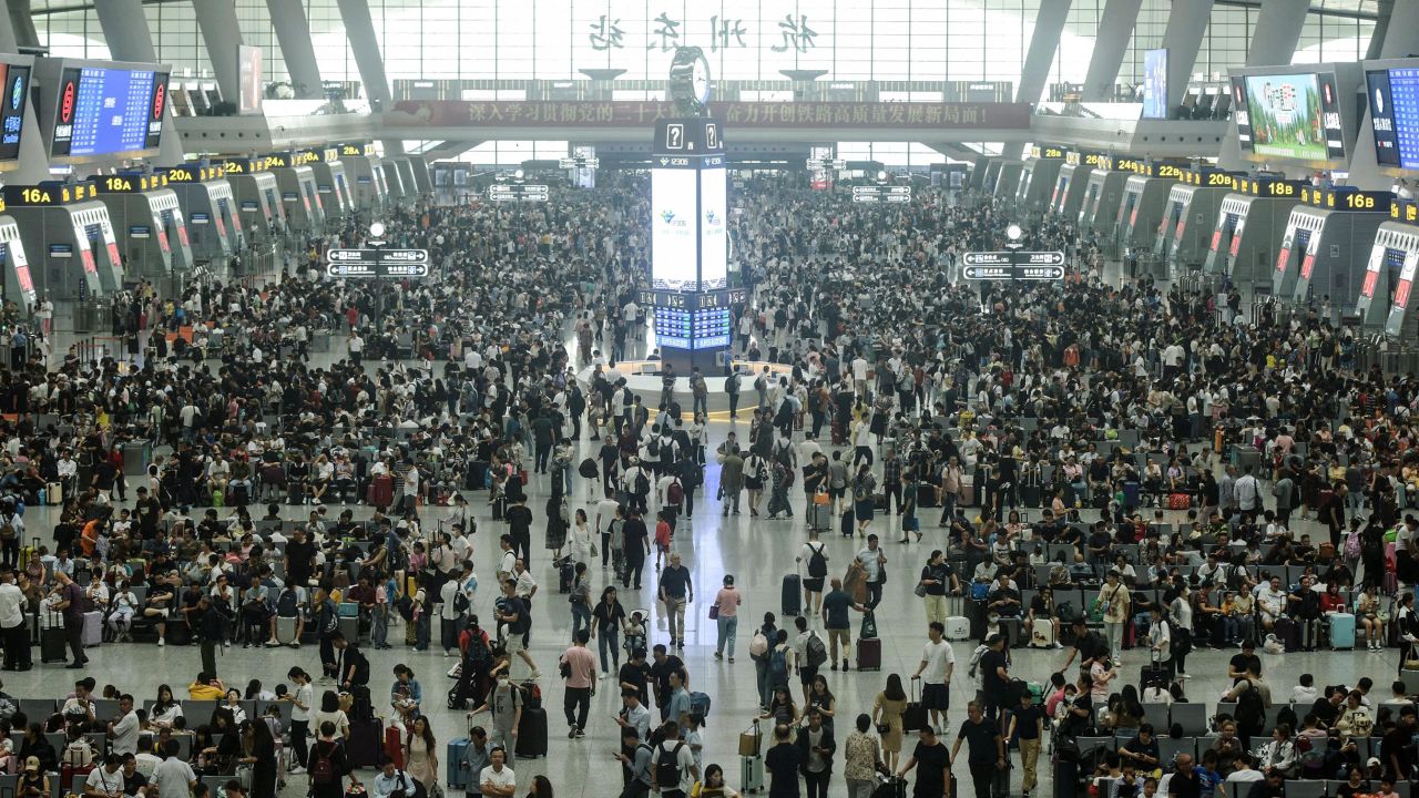 Los pasajeros se agolpan en una estación de tren en Hangzhou, en la provincia oriental china de Zhejiang, el 28 de septiembre de 2023. 