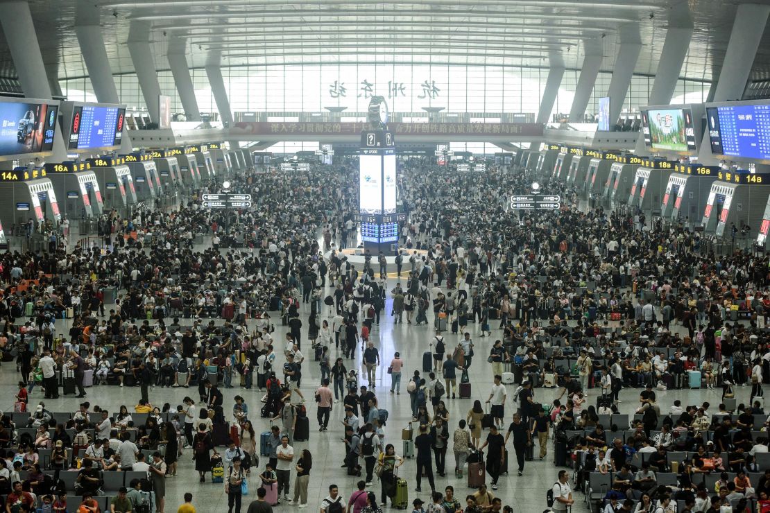 Passengers crowd a railway station in Hangzhou in China's eastern Zhejiang province on September 28, 2023. 