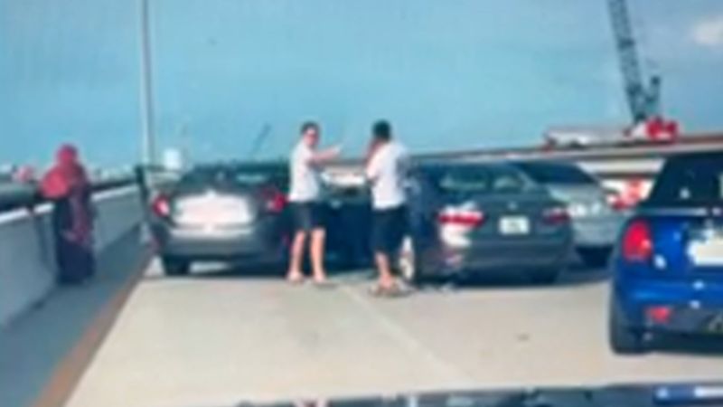 Добрият самарянин казва, че се е опитал да спре бивш федерален прокурор да намушка шофьор след катастрофа на магистрала във Флорида