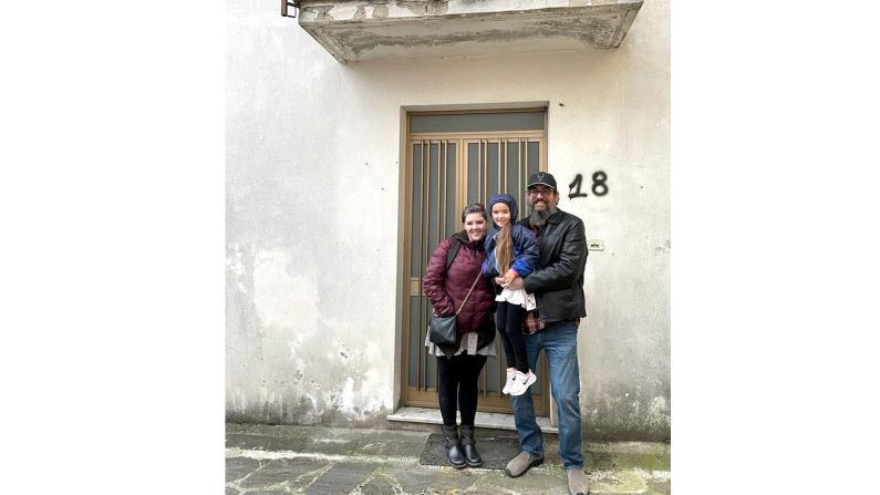 <strong>Big move: </strong>Chris and Jennifer, pictured with their daughter Lidia, bought a two-bedroom home for 26,000 euros in the underpopulated village.<br />