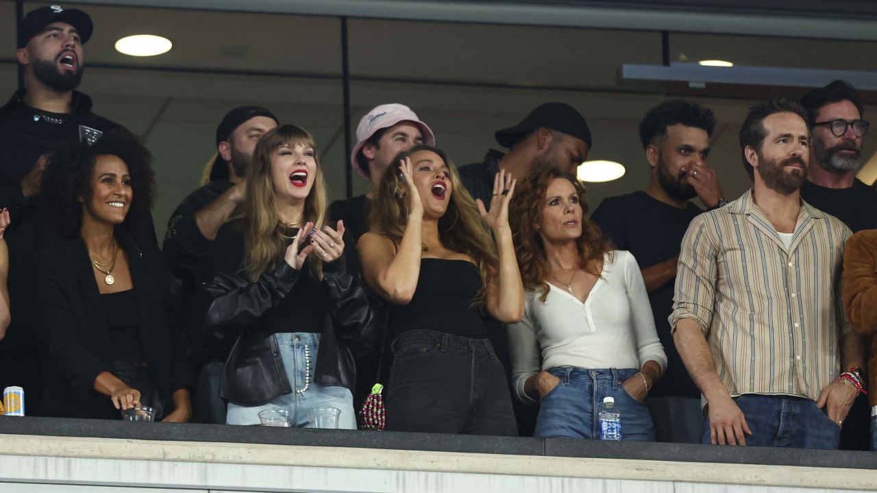 EAST RUTHERFORD, NJ - NGÀY 1 THÁNG 10: Taylor Swift và Blake Lively cổ vũ từ khán đài trong trận đấu bóng đá NFL giữa New York Jets và Kansas City Chiefs tại Sân vận động MetLife vào ngày 1 tháng 10 năm 2023 ở East Rutherford, New Jersey. (Ảnh của Kevin Sabitus/Getty Images)