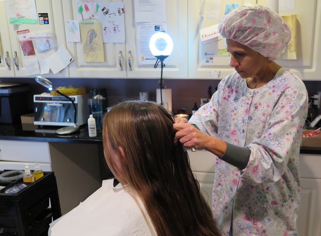 Nov. 2, 2015 - Potomac, Maryland, US - Lauren Salzberg (R), also known as Lice-Lady, treats a customer for head lice in her studio, a converted garage, in Potomac, USA, 2 November 2015. All customers have the same problem, suffering from head lice. So-called lice-ladies, such as Salzberg, are treating their customers with care, patience, hair rinse and a lice comb. Photo:  Andrea Barthelemy/dpa (Credit Image: ? Andrea Barthelemy/DPA via ZUMA Press)