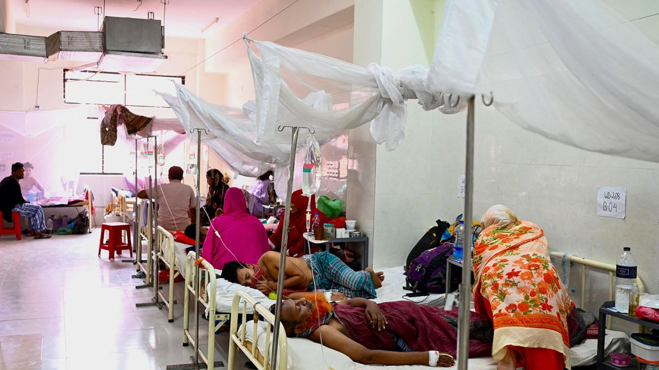 Dengue patients receive treatment at the Shaheed Suhrawardy Medical College Hospital in Dhaka on October 2.