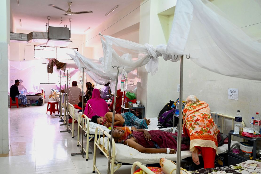 Dengue patients receive treatment at the Shaheed Suhrawardy Medical College Hospital in Dhaka on October 2.