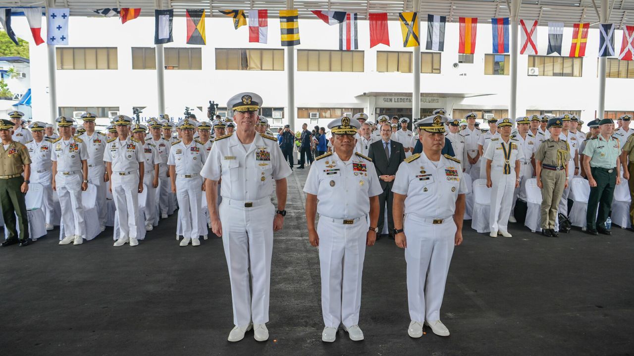 ВМС на Съединени американски щати, Корпусът на морската пехота на Съединени американски щати и въоръжените сили на Филипините се причислиха към сътрудниците си, с цел да стартират седмата итерация на учението Sama Sama в Манила на 2 октомври.
