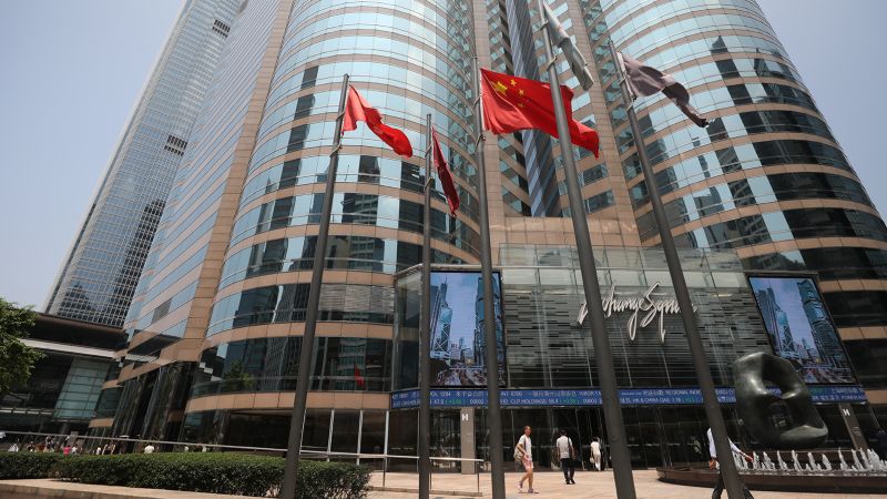 由于中国房地产陷入困境以及对美国利率的担忧，香港股市跌幅超过三个月来的任何时候