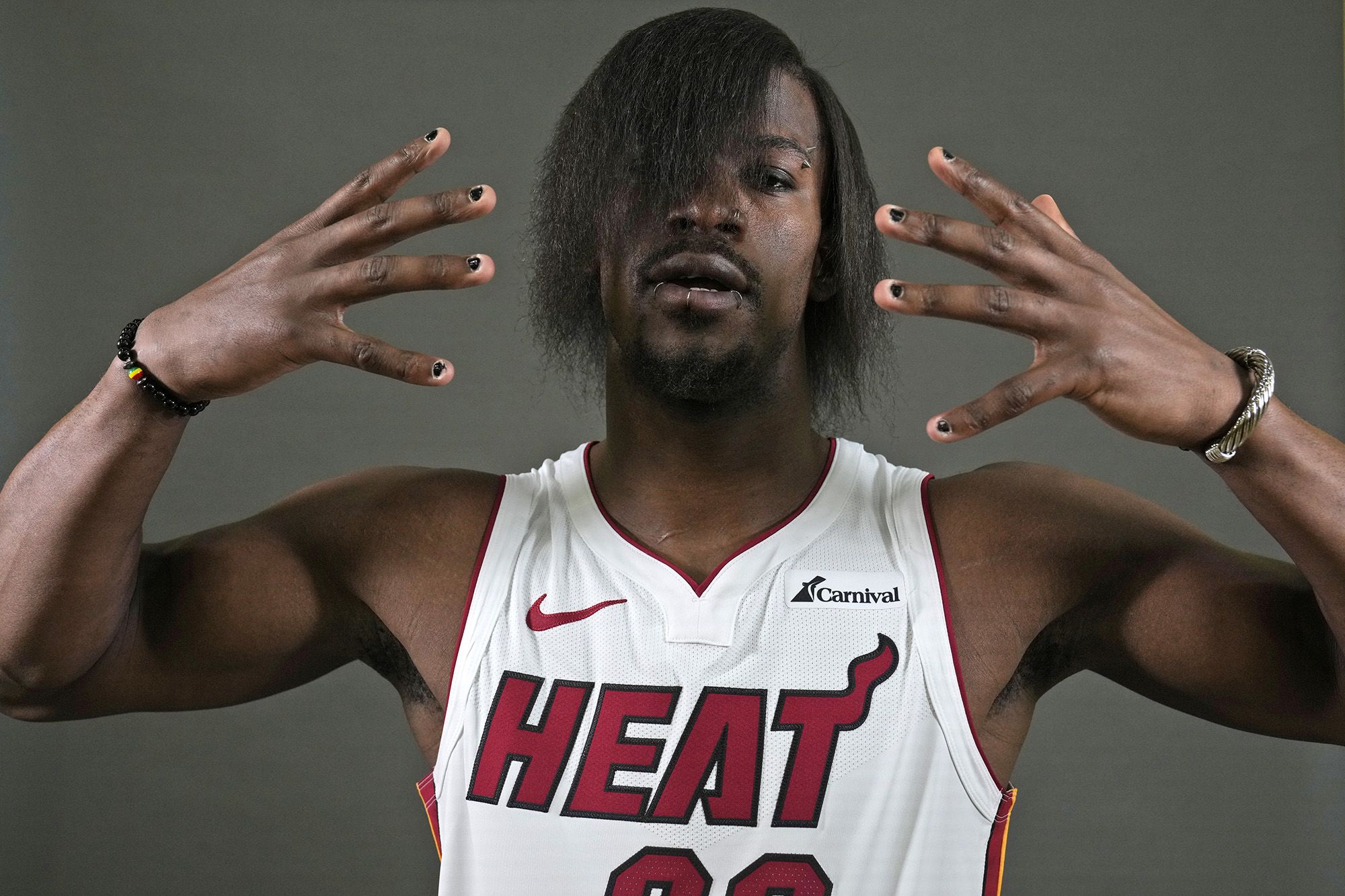 Jimmy Butler desiste do visual emo e volta ao cabelo tradicional em  treino do Heat, nba